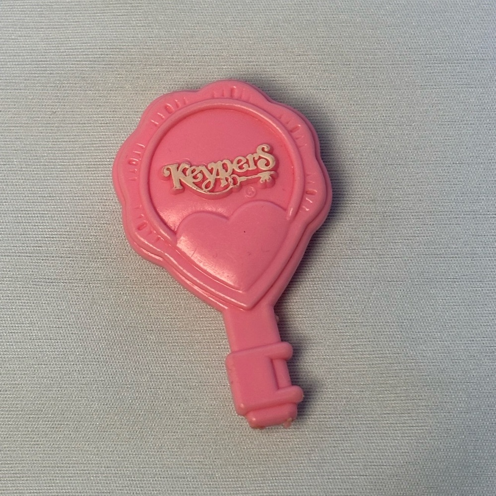 ⭐️ 3 for 20 sale. 1980s Tonka Keypers pink heart-shaped brush and key accessory